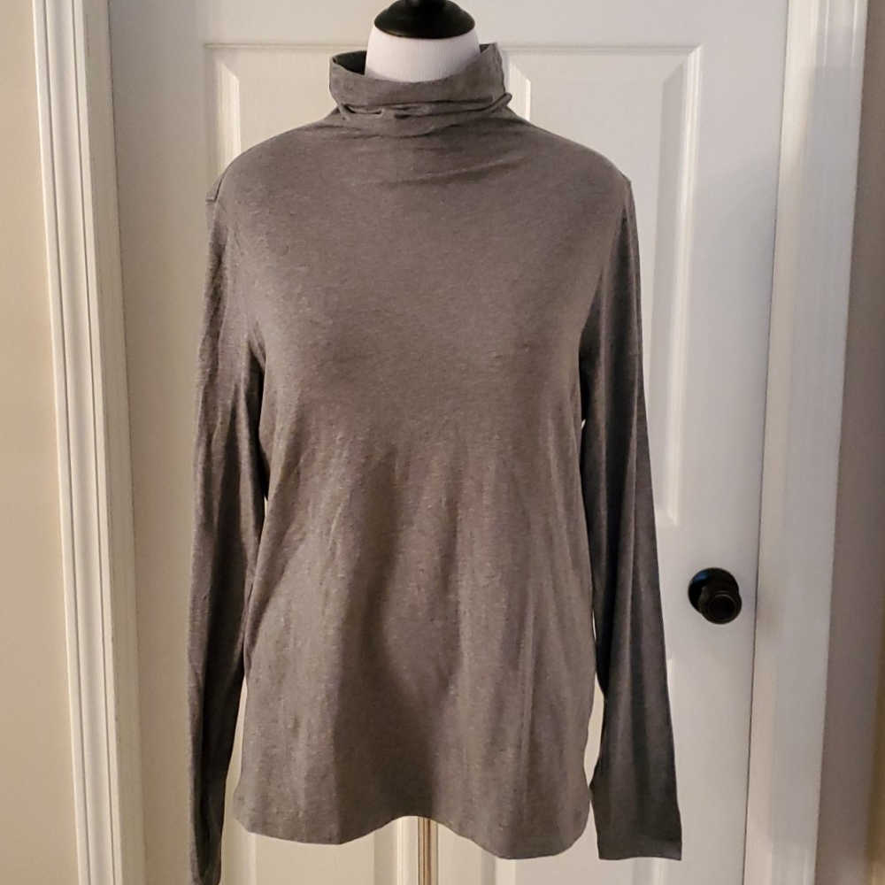 Cabi long sleeve gray tee. EUC.